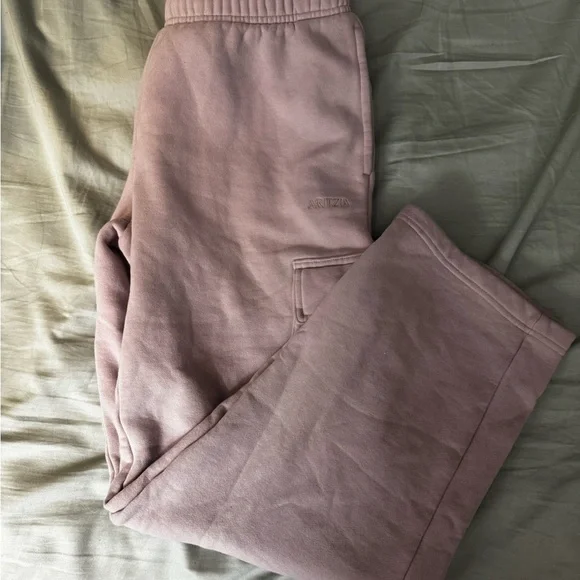 Women’s Aritzia Baby Pink Cargo Sweatpants - Picture 1 of 4
